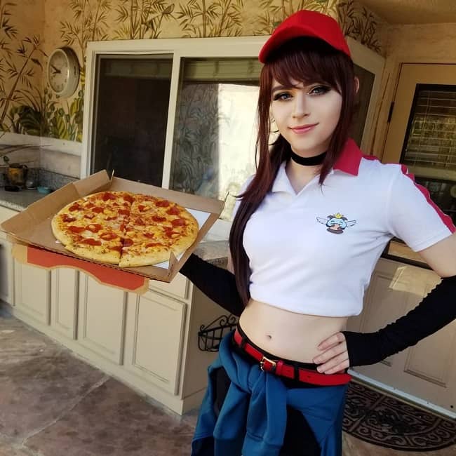 Pizza delivery girl blowjob