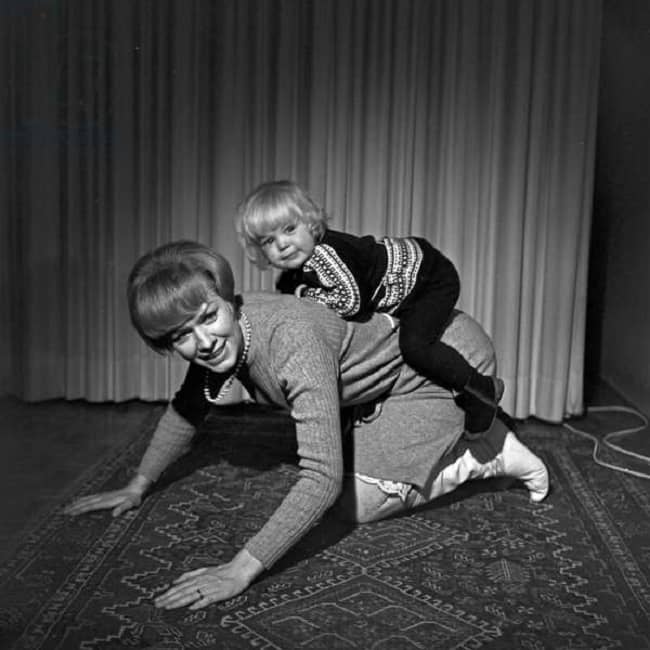 Ingrid Van Bergen with her daughter Caroin source Bridgeman Images