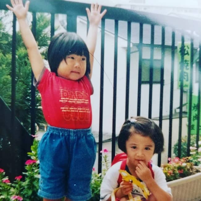 Imagen de la infancia de Aoi Matsuda con su prima (Fuente Instagram)