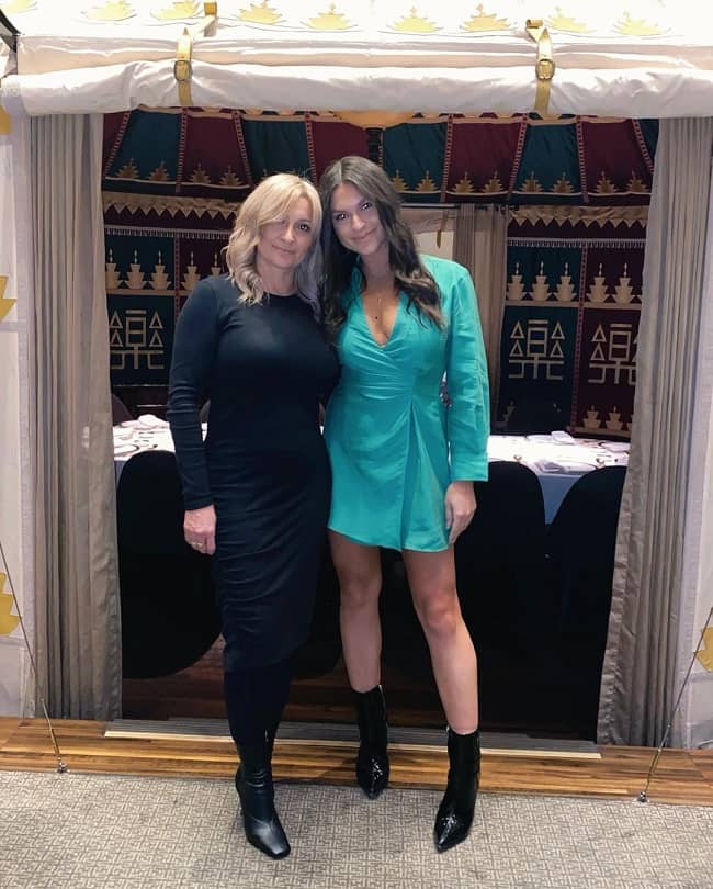 Bella Paige with her mother (Source Instagram)