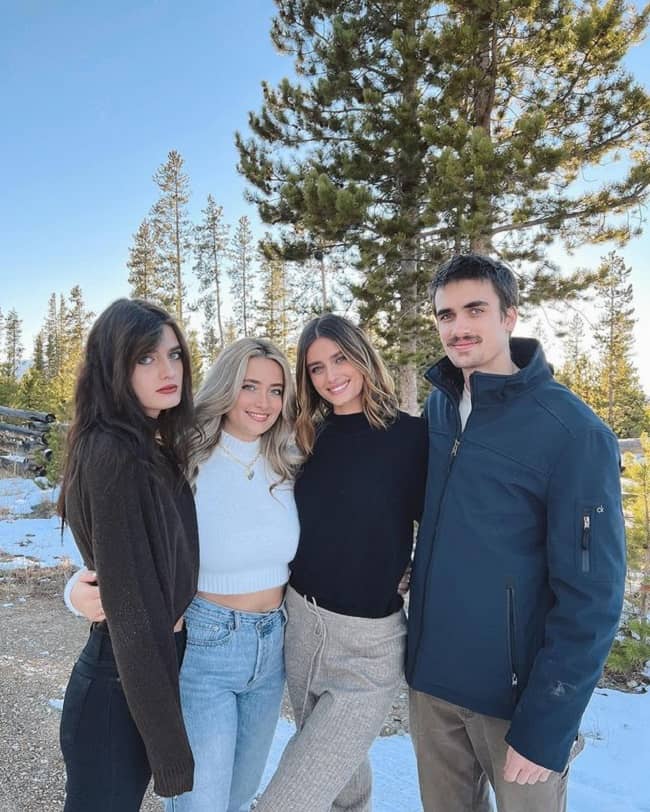 Logan Rae Hill with her siblings (Source Biography Vip)