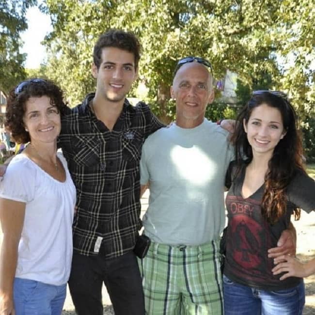 Emily Rudd with her family members (Source TheWikiFeed)