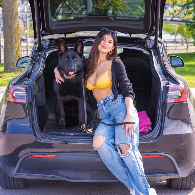 Gloom in her car posing for a photo with her dog (Source Instagram)