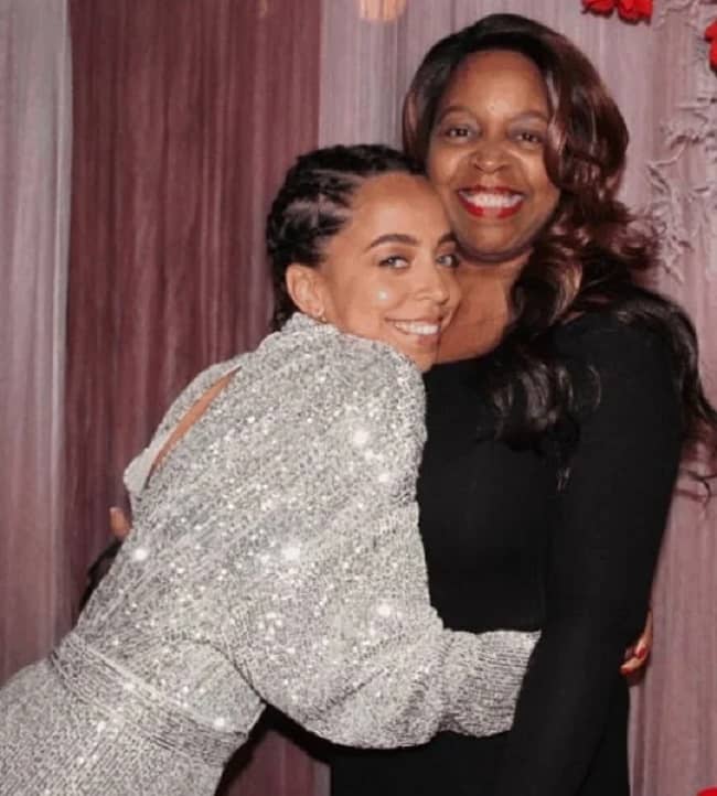 Hayley Law with her mother (Source TheWikiFeed)
