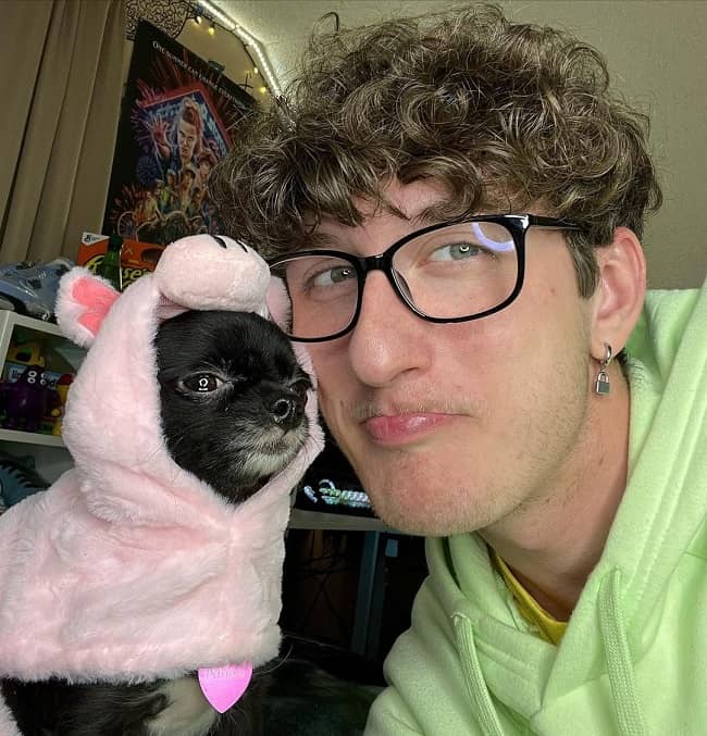 Josh Jolly with his pet (Source Instagram)