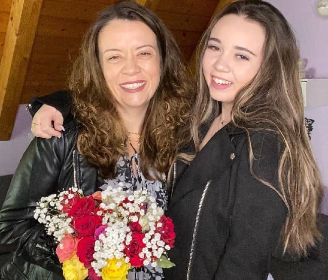 Julesboringlife with her mother (Source Instagram)