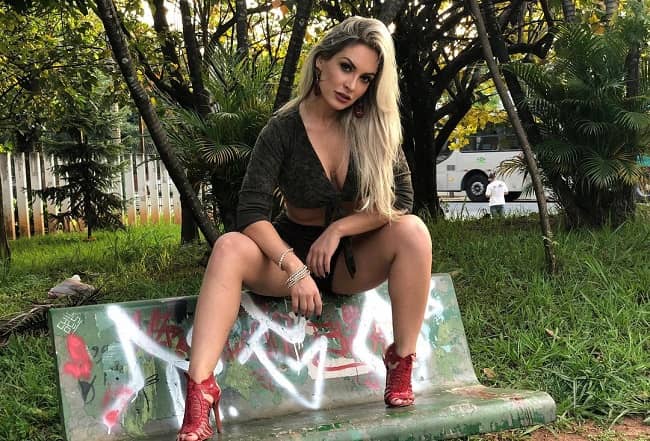 Lara Ferreira posing for a photo (Source Instagram)