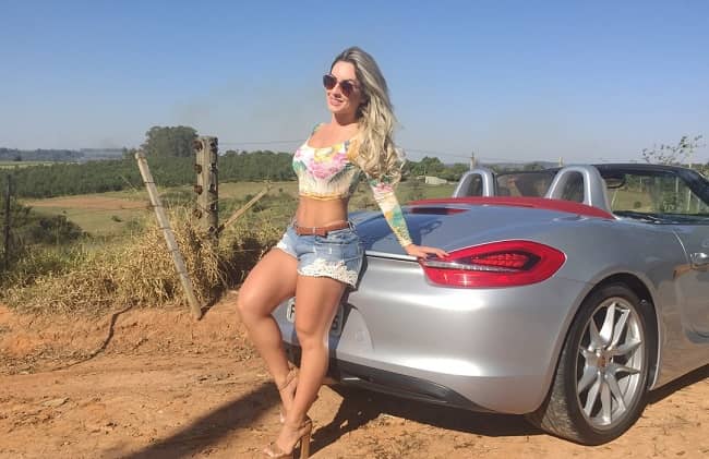 Lara Ferreira posing with her car (Source Instagram)