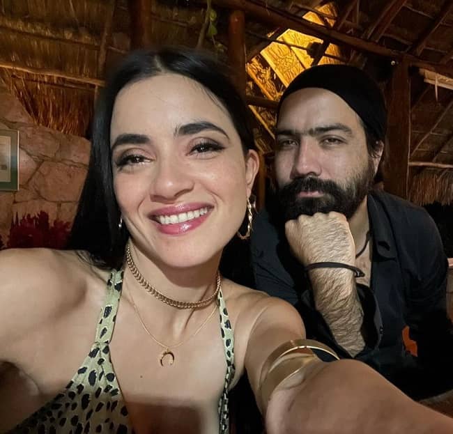 Paulina Gaitan with her husband (Source Instagram)
