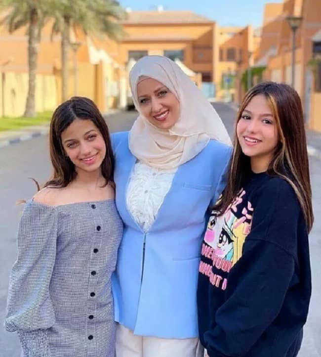 Rawan Fahmi with her sister and mother (Source TheWikiFeed)