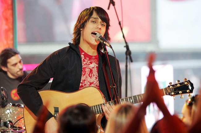 Teddy Geiger singing her song (Source Bustle)