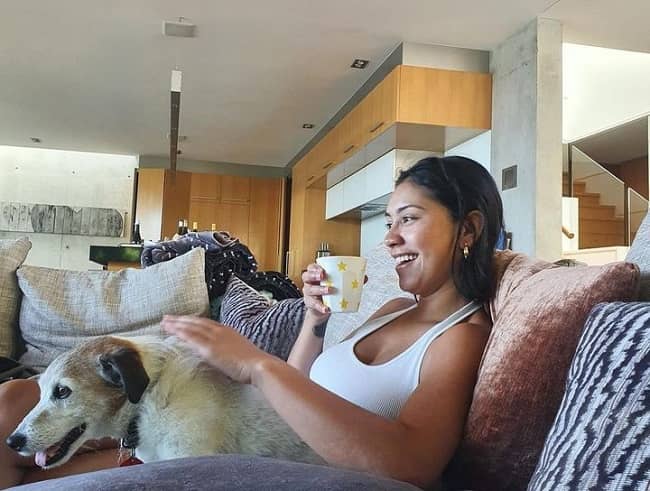 Luciane Buchanan in her home with her pet (Source Instagram)
