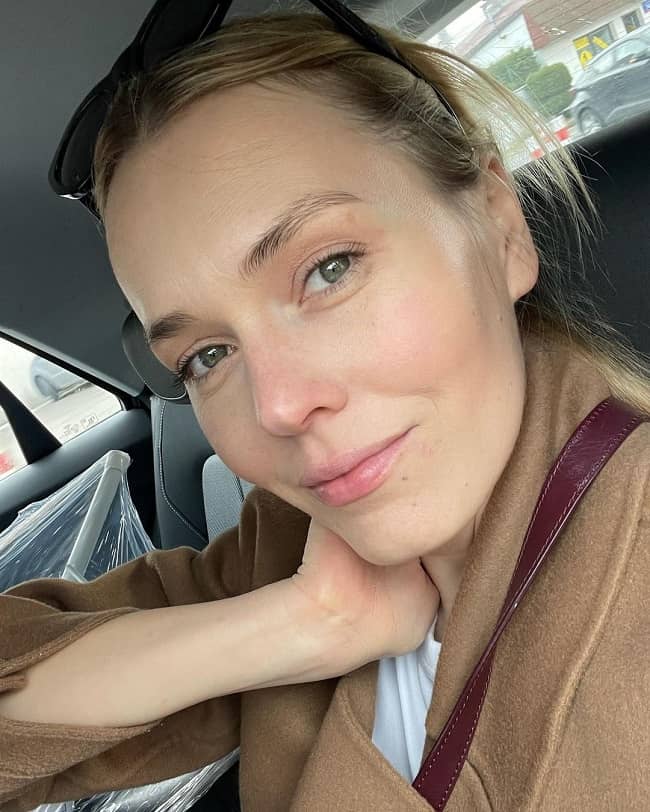Magdalena Lamparska in a car (Source Instagram)