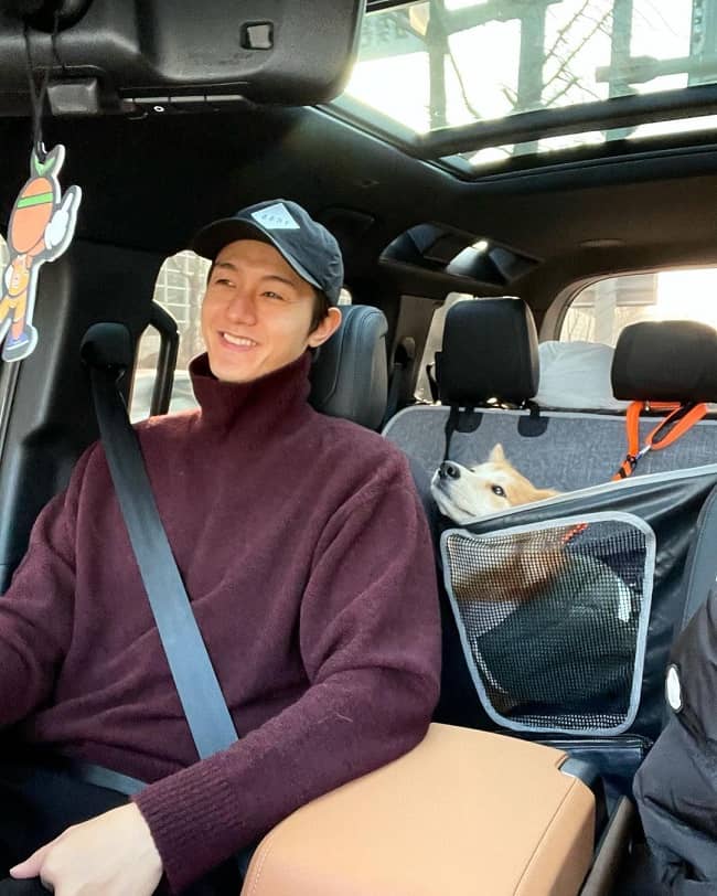 Lee Ki-hyuk in his car with his pet (Source Instagram)