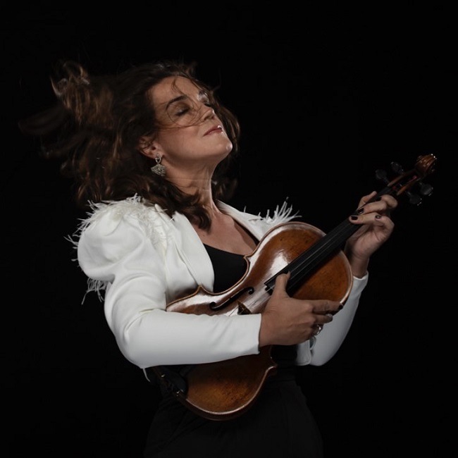 Jennifer Stumm playing her Violin (Source Instagram)