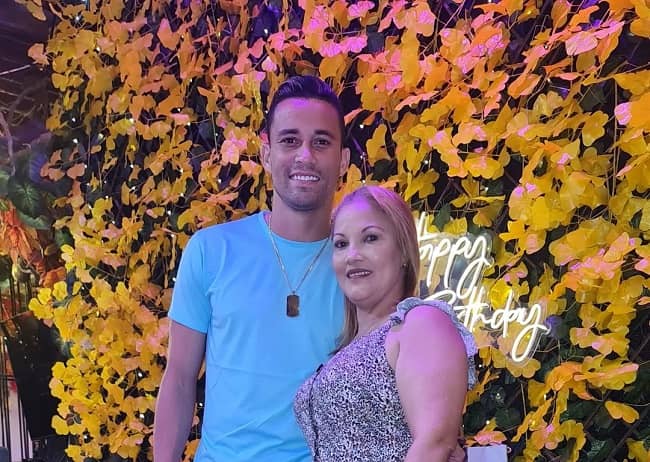 Jose Luis Chunga with his mom (Source Instagram)