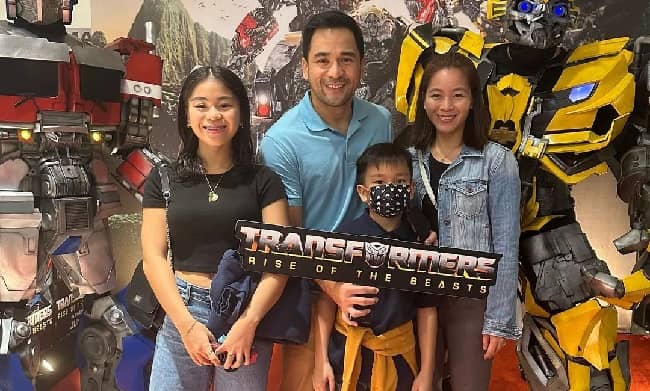Neil Ryan Sese with his family (Source Instagram)