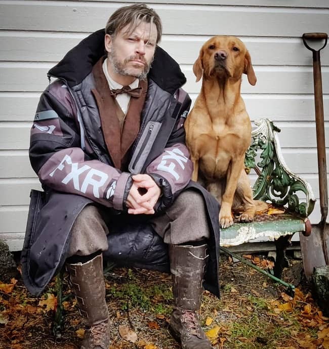Peter Franzen posing for a photo with his dog (Source Instagram)