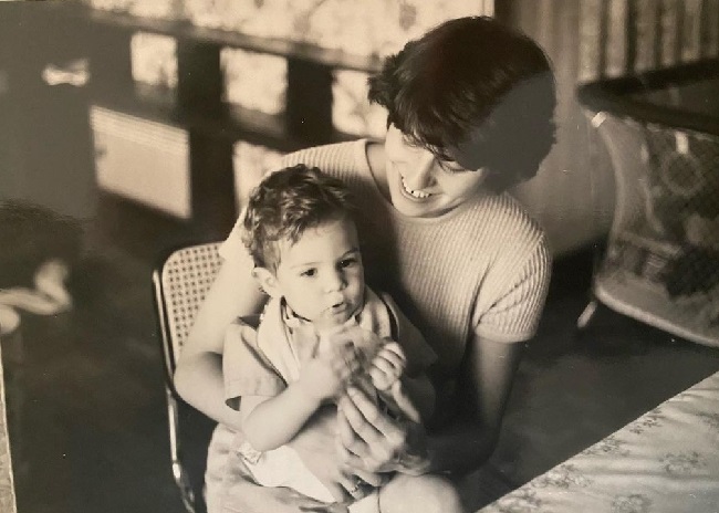 Quim Gutierrez with his mother (Source Instagram)