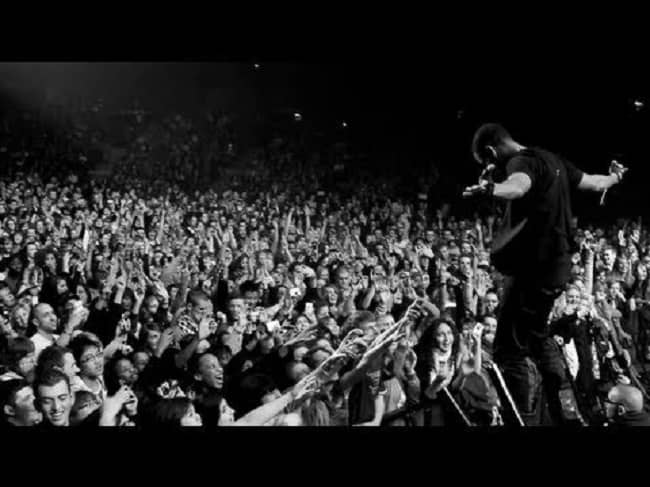 Caption: Ryan Leslie performing in front of a huge crowd (Source: YouTube)