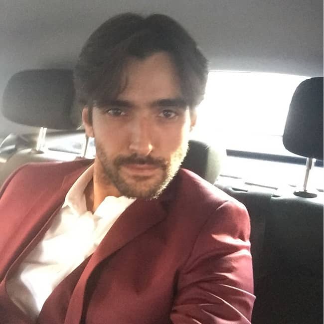 Aitor Luna posing in his car (Source Instagram)
