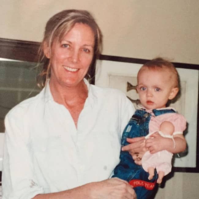 Hana Hayes’s childhood photo with her mother 