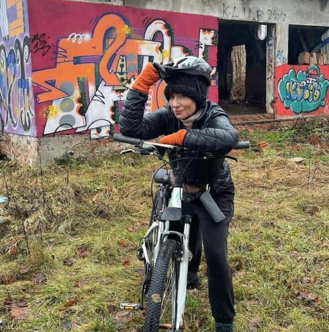 Aleksandra Popławska posing in her cycle (Source Instagram)