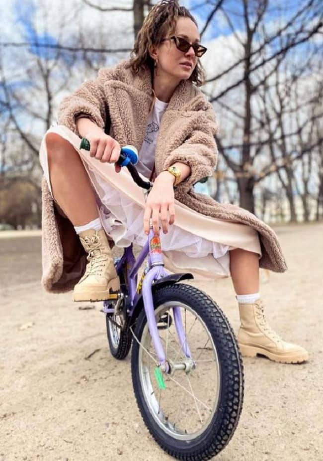 Aleksandra Adamska posing with her cycle (Source Instagram)