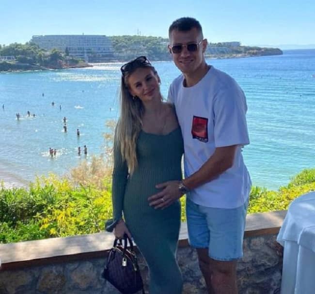 Damian Szymanski with his girlfriend (Source Instagram)