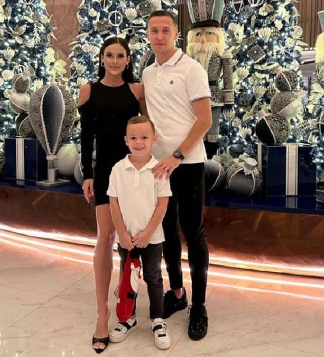 Przemyslaw Frankowski with his wife and son (Source Instagram)