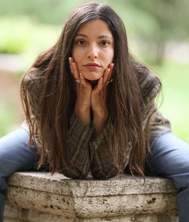Eva Cela during her shoot (Source IMDb)